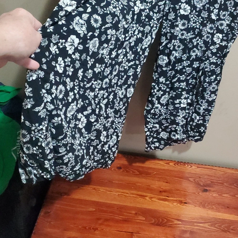 Floral Black/ White Wide Leg Pants With Elastic Waist And Side Slits Size XL - Picture 3 of 4